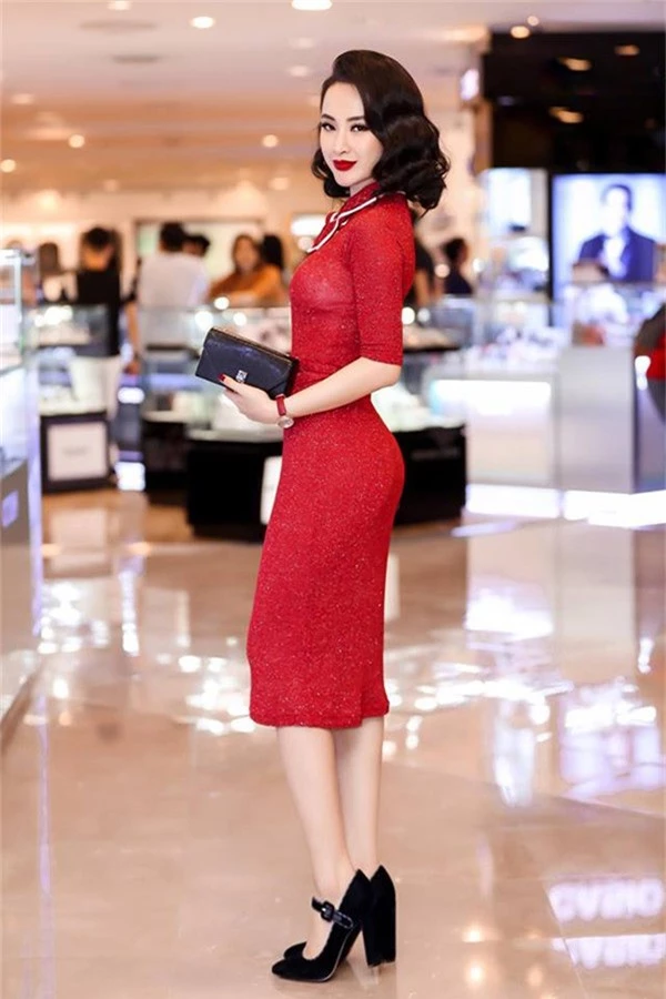 Nhà thiết kế Kim Khanh sử dụng vải thun kim tuyến để tạo nên mẫu váy làm nổi bật đường cong của người mặc.
