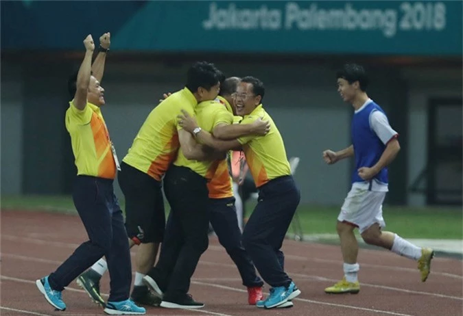 Ông Lê Huy Khoa (đeo kính) ôm trầm lấyHLV Park Hang-seo sau khi trận đấu với Syria kết thúc. Ảnh: Đức Đồng.