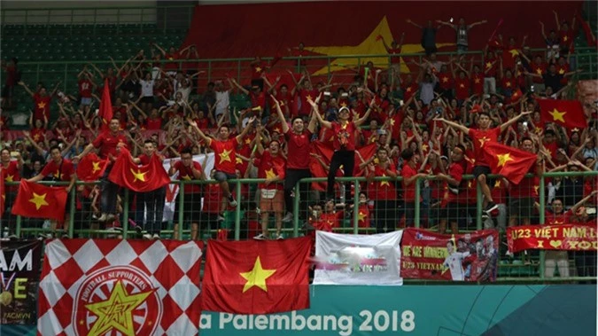 Các CĐV Việt Nam cổ vũ cuồng nhiệt cho thầy trò HLV Park suốt trận đấu hôm qua. Ảnh: Đức Đồng.