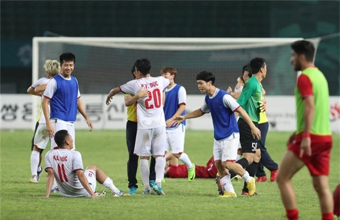 Các cầu thủ Việt Nam mệt rã rời nhưng vẫn vui, sau trận đấu với Syria. Ảnh: Đức Đồng.