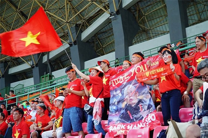 BẢN TIN TÀI CHÍNH-KINH DOANH: Bùng nổ tour 15 triệu đồng đi Indonesia xem Olympic Việt Nam đá bán kết 