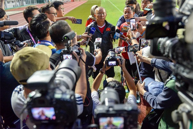 Phóng viên Hàn Quốc "săn" Olympic Việt Nam như sao Hollywood