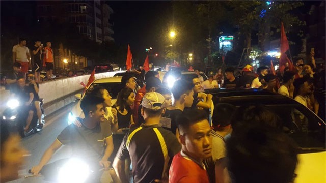 4 xe tông liên hoàn, hầm Kim Liên kẹt cứng sau thắng lợi của U23 Việt Nam