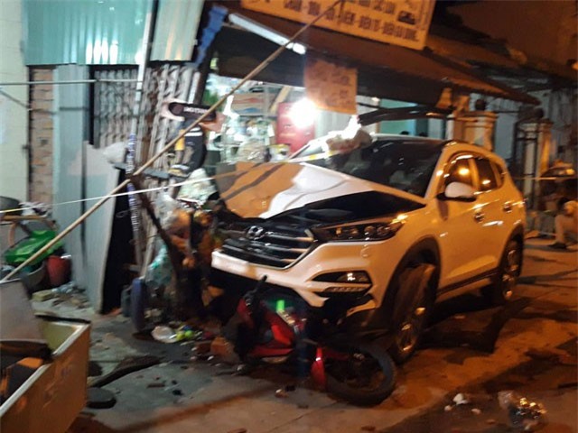 Ô tô lao lên vỉa hè tông 2 người chết, 4 người bị thương