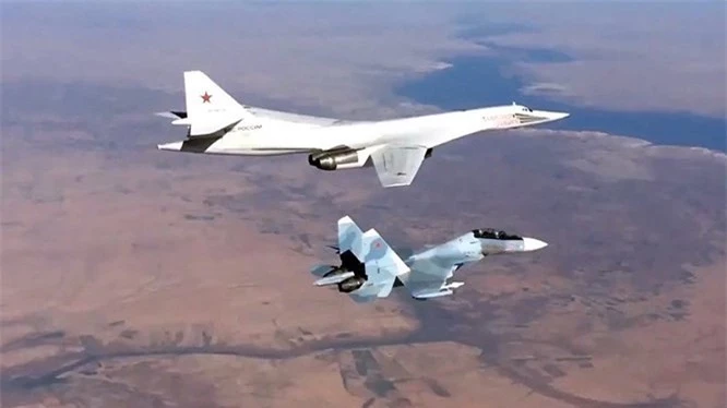 Tiêm kích Su-30SM hộ tống máy bay ném bom chiến lược Tu-160 của Nga tham gia tấn công các mục tiêu khủng bố tại Syria