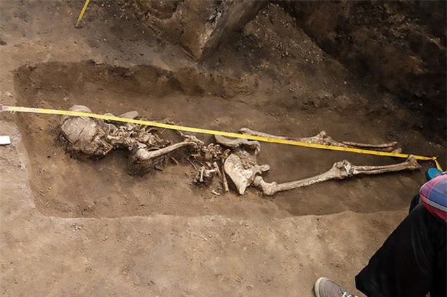 Phát hiện bộ xương 'phù thủy' bị chôn vùi từ 1600 năm trước