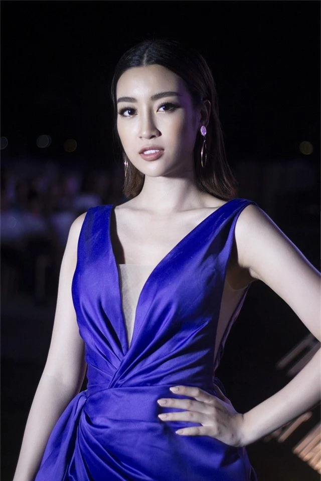 Cùng diện đầm xẻ cao táo bạo, Hoa hậu Kỳ Duyên, Đỗ Mỹ Linh khéo khoe chân thon - Ảnh 3.