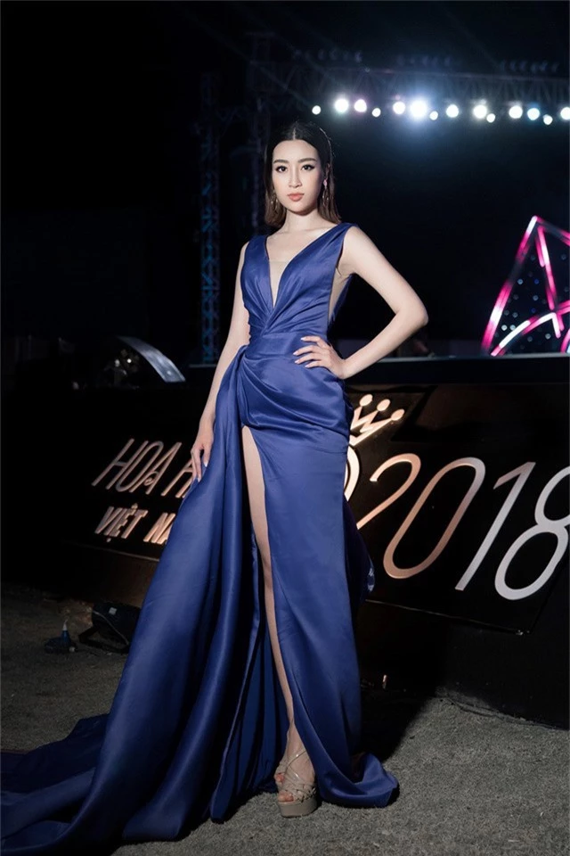 Cùng diện đầm xẻ cao táo bạo, Hoa hậu Kỳ Duyên, Đỗ Mỹ Linh khéo khoe chân thon - Ảnh 4.