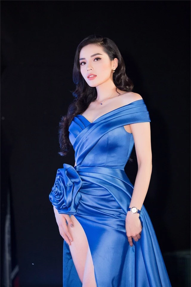 Cùng diện đầm xẻ cao táo bạo, Hoa hậu Kỳ Duyên, Đỗ Mỹ Linh khéo khoe chân thon - Ảnh 6.