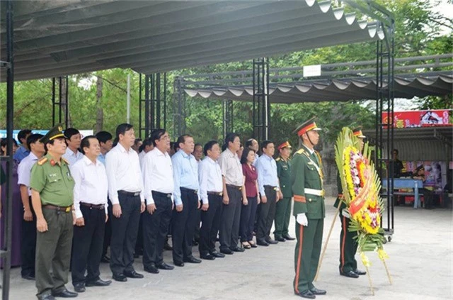 Lãnh đạo tỉnh Quảng Trị dâng hoa tại các nghĩa trang liệt sĩ