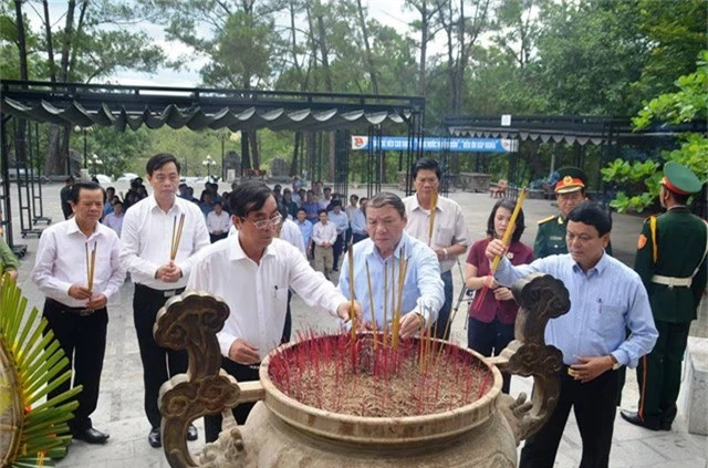 Dâng hương tri ân các Anh hùng, liệt sĩ đã ngã xuống và đang yên nghỉ tại nghĩa trang