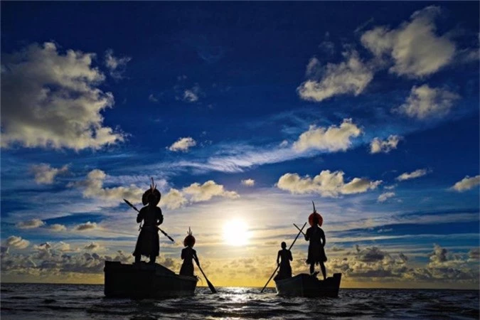 Người da đỏ Pataxó đứng trên thuyền để ngắm mặt trời mọc ở Porto Seguro, bang Bahia.