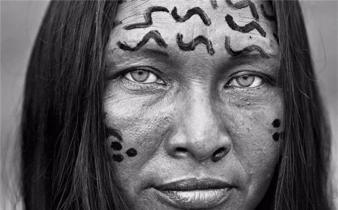 Bức chân dung Penha Goes, một người bộ lạc Yanomami.
