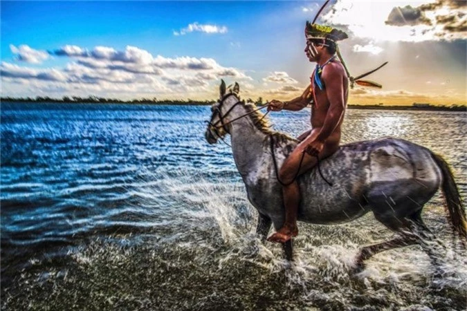 Bức ảnh tuyệt đẹp về người đàn ông bộ lạc Aanawy Xucuru Kariri cưỡi ngựa trên sông São Francisco.