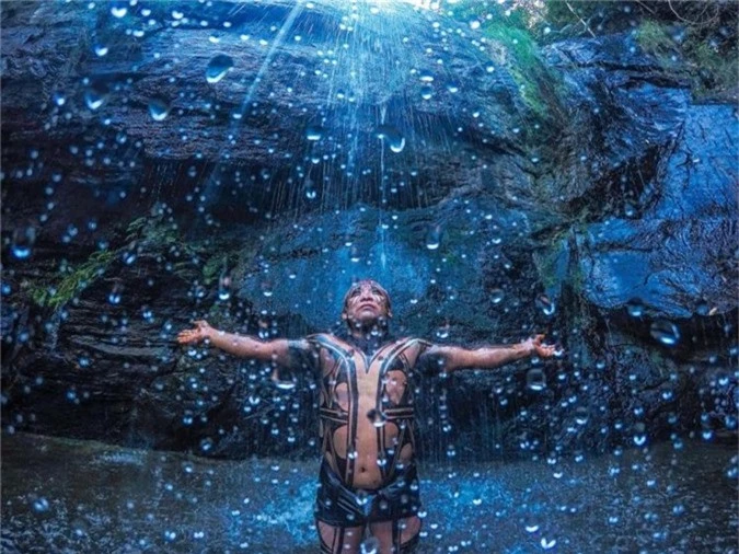 Người bộ lạc Yawalapiti đứng bên dưới một thác nước ở Chapada dos Veadeiros trong bức hình khiến nhiều người liên tưởng tới bộ phim khoa học viễn tưởng nổi tiếng Avatar.