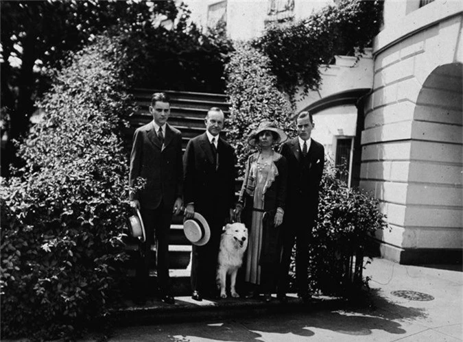 Tổng thống Calvin Coolidge có nuôi một chú chó giống Collie tên là Rob Roy, có một sự thật thúvị là tên của chú cún cưng này được đặt theo tên của một loại rượu cocktail, ngoài ra Tổngthống Calvin Coolidge cũng nuôi rất nhiều loại động vật khác như gấu trúc, lừa, chim hoàng yến,ngỗng hay linh miêu.