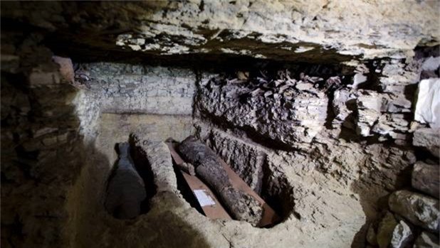 Các nhà khoa học tìm thấy một số xác ướp cùng quan tài gỗ và đá.
