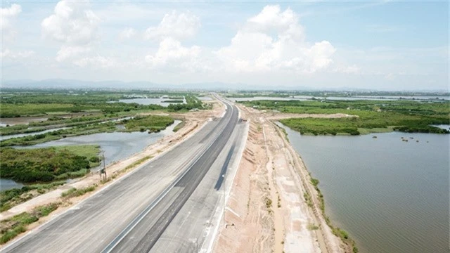 Do còn phải hoàn thành nốt một số hạng mục phụ trợ nên tỉnh Quảng Ninh đề xuất phương án tốc độ xe khai thác ban đầu trên toàn tuyến sẽ là 80km/h