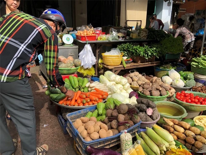 Các loại rau - củ Trung Quốc giả xuất xứ miền Bắc, Đà Lạt bán đầy các chợ ở Sài Gòn. ẢNH: CHÍ NHÂN 