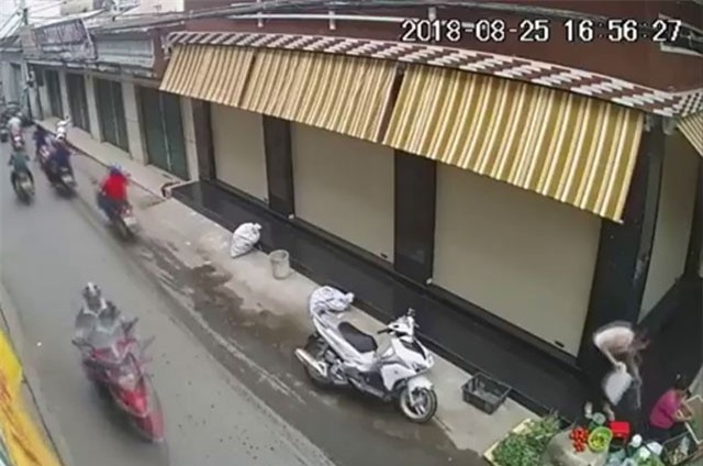 Bắt người phụ nữ đi xe tay ga trộm giỏ tiền của bà bán rau