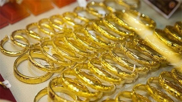 Giá vàng hôm nay (30/8): USD tăng trở lại nhấn chìm vàng