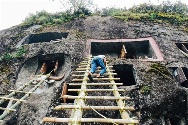 Tục thay quần áo mới cho người chết rùng rợn ở Indonesia