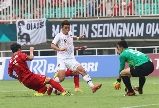 Nhà báo ngoại chê tiền đạo Olympic Việt Nam không biết ghi bàn