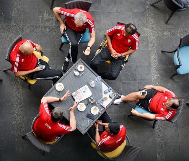 BHL Olympic UAE uống cà phê bàn chiến thuật chống Việt Nam