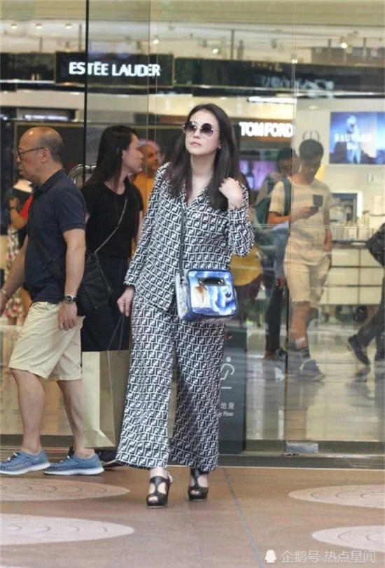 Châu Hải My mặc pijama, mặt một khi xuất hiện tại một cửa hàng ở khu Causeway Bay, Hong Kong để shopping với bạn bè.