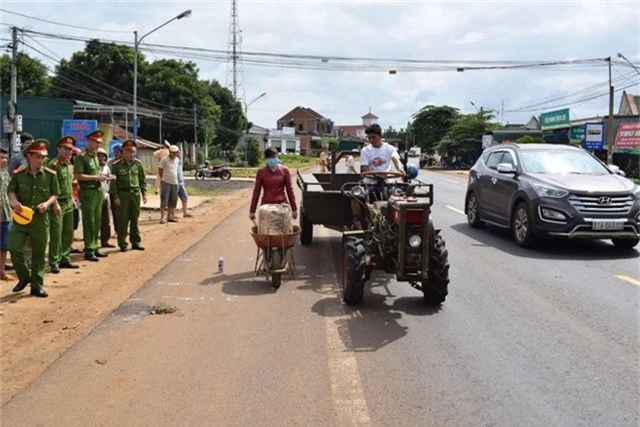 
Cơ quan chức năng huyện Đắk Mil khám nghiệm hiện trường vụ tai nạn khiến 1 người chết
