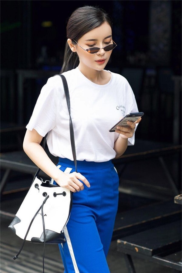 Màu trắng là màu yêu thích của Cao Thái Hà. Cô ưu tiên phối áo sơ mi vớiquần thể thao ống rộngthịnh hành.