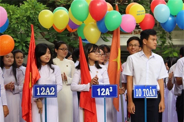 Học sinh ở Nha Trang trong một dịp khai giảng năm học mới