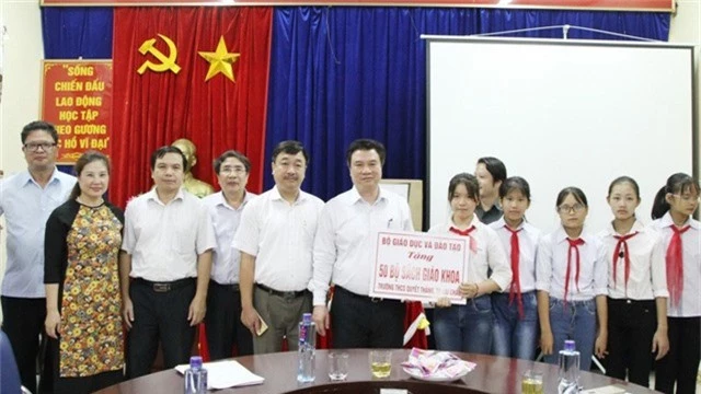 
Thứ trưởng Nguyễn Hữu Độ tặng quà cho các trường học trên địa bàn tỉnh Lai Châu
