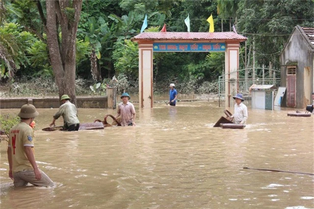 Mưa lũ vừa qua đã làm cho Trường PTDTNT THCS Con Cuông bị ngập lụt hơn 3m, làm trôi, hư hỏng một số đồ dùng nhà bếp, bàn ghế, sách, tài liệu... của học sinh, giáo viên…