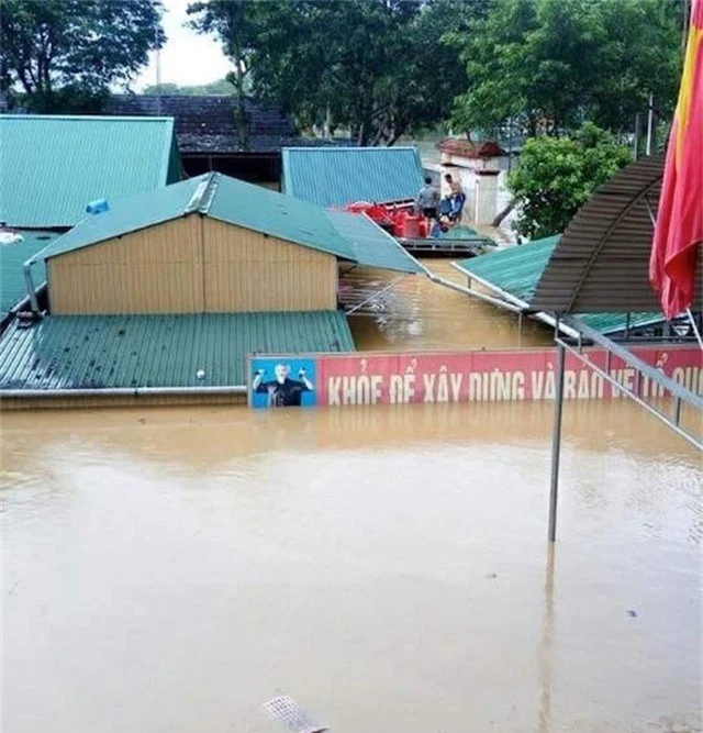 Nhiều trường học tại huyện Con Cuông ngập từ 2-3m trong đợt lũ vừa qua.