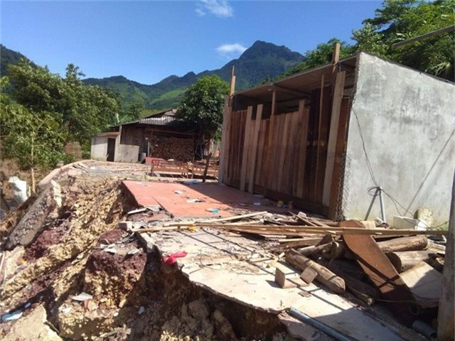 Một số căn nhà của giáo viên tại xã Mỹ Lý bị lũ đánh sập.