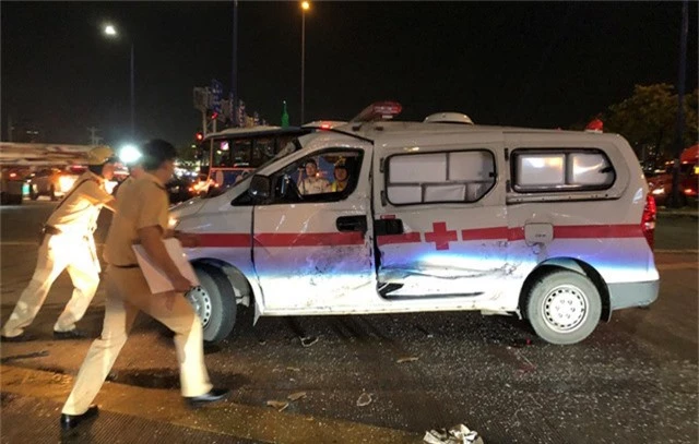 Lực lượng CSGT đưa phương tiện gặp nạn khỏi hiện trường, giải tỏa ùn ứ tại nút giao thông An Phú.
