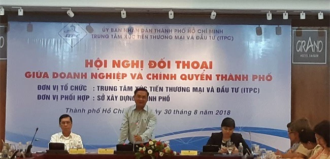 Đại diện lãnh đạo Sở Xây dựng TPHCM đang giải đáp. 