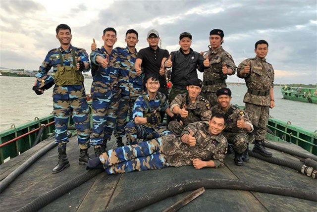 Dàn diễn viên 'Hậu duệ mặt trời' bản Việt cực nhắng nhít ở hậu trường