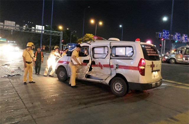 Xe cấp cứu bị tông bẹp dúm, tài xế và điều dưỡng nghi nhập viện