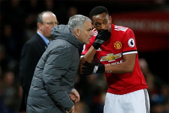 Mourinho phản ứng thế nào khi M.U sắp "trói chân" Martial?