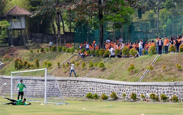 Hàng trăm học sinh Indonesia dõi theo buổi tập của Olympic Việt Nam