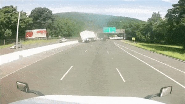 Clip: Lật xe - Kết cục của một vụ tranh cướp đường