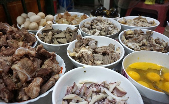 Những quán cháo trong hẻm khách "check- in" ầm ầm ở Sài Gòn