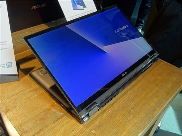 ZenBook Flip là mẫu laptop có màn hình xoay gập được nhỏ nhất thế giới hiện nay