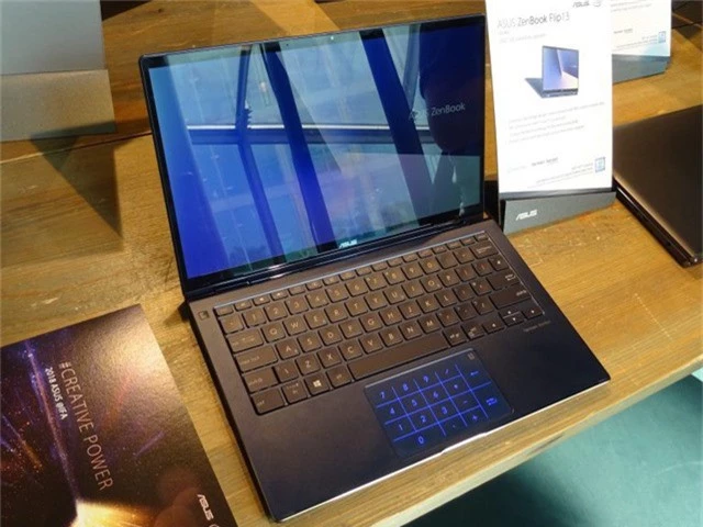 ZenBook Flip được sử dụng ở dạng laptop