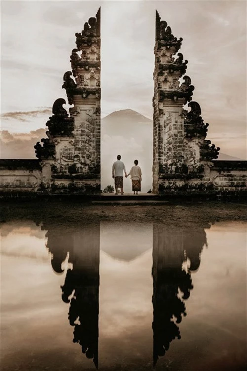 Nhiếp ảnh gia Gary Evan cũng áp dụng hiện tượng phản xạ ánh sáng để tạo nên tấm hình này. Ảnh được chụp ở Pura Lempuyang Luhur, Bali, Indonesia.