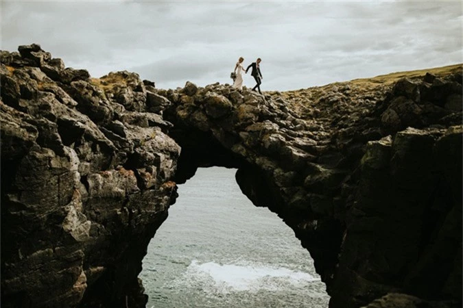 Cô dâu chú rể không ngại khó khăn leo lên núi đá hiểm trở để cho ra đời tấm ảnh đẹp.Ảnh được chụp ở Snaefellsnes, Iceland bởi Lukas Piatek.