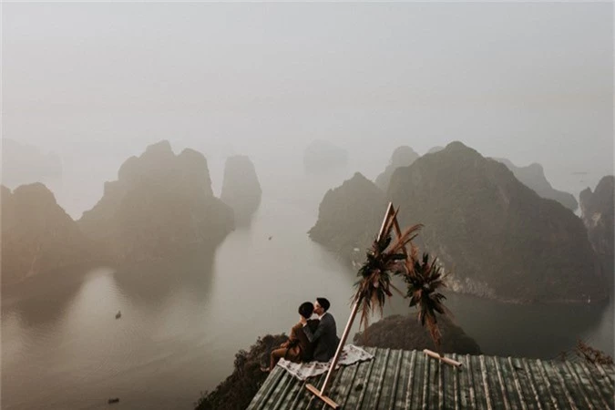Ảnh cưới của cặp đồng tính được chụp bởi Phan Tiến tại núi Bài Thơ, Quảng Ninh, cách 200m so với mực nước biển.