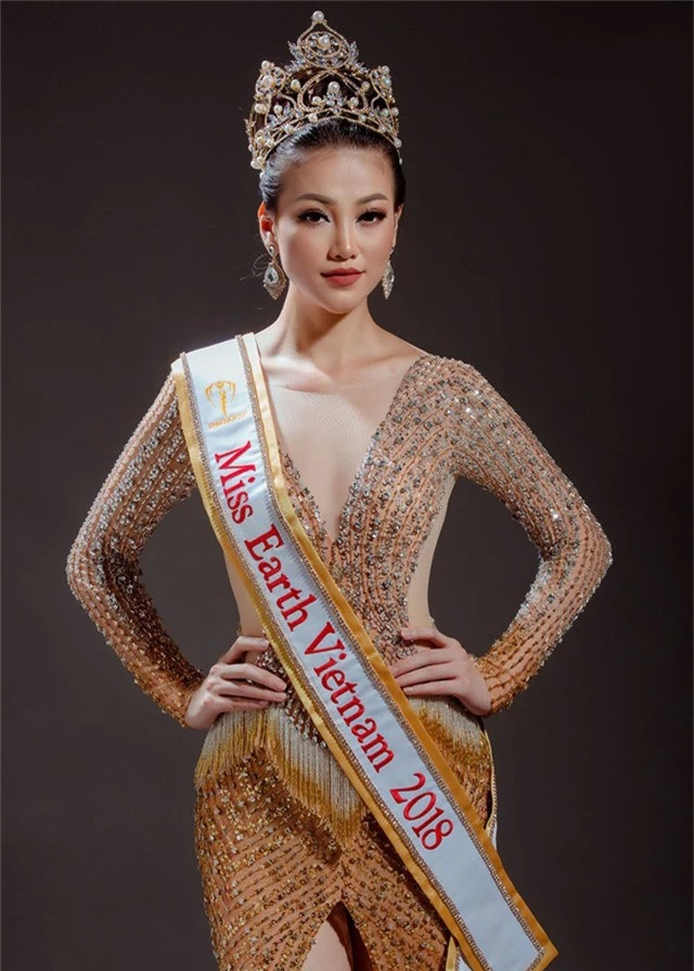 Trong đó, Miss Angelia chú ý đến thần thái biểu diễn của Lê Thu Trang thế nhưng chính sự tự tin khi giao tiếp và thể hiện nguyện vọng lưu loát bằng tiếng Anh của Nguyễn Phương Khánh đã hoàn toàn giúp cô bứt phá trước những cô gái tài sắc khác.